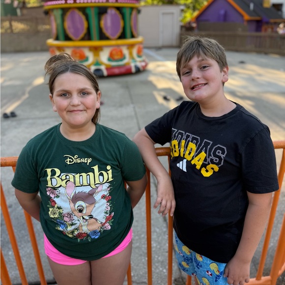 🎉Hello I’m Karen a Poshmark Ambassador welcome to my closet🎉 - Picture 4 of 10